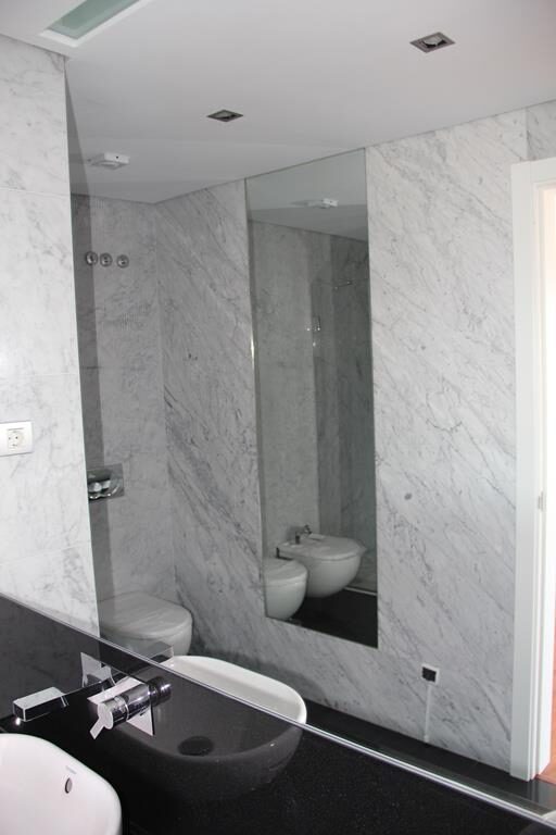 Casa de banho com paredes revestidas a mármore Carrara