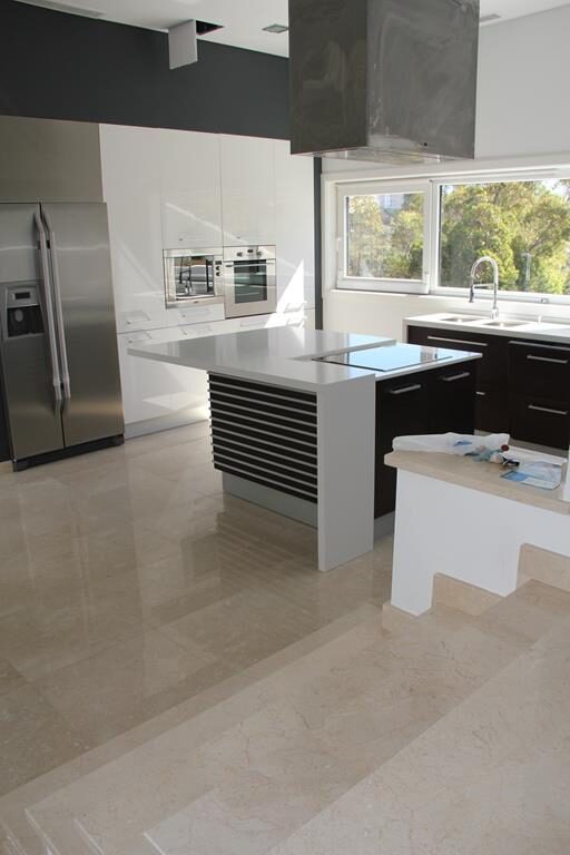 Cozinha moderna com ilha e pavimento em pedra clara