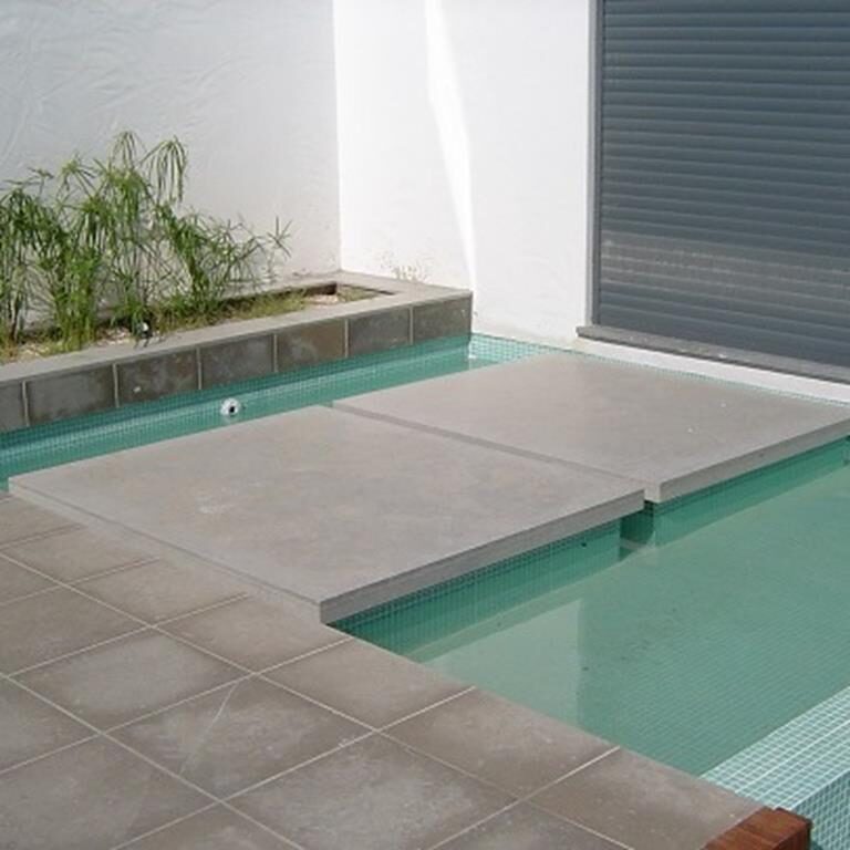 Piscina com bordadura e pavimento exterior em pedra